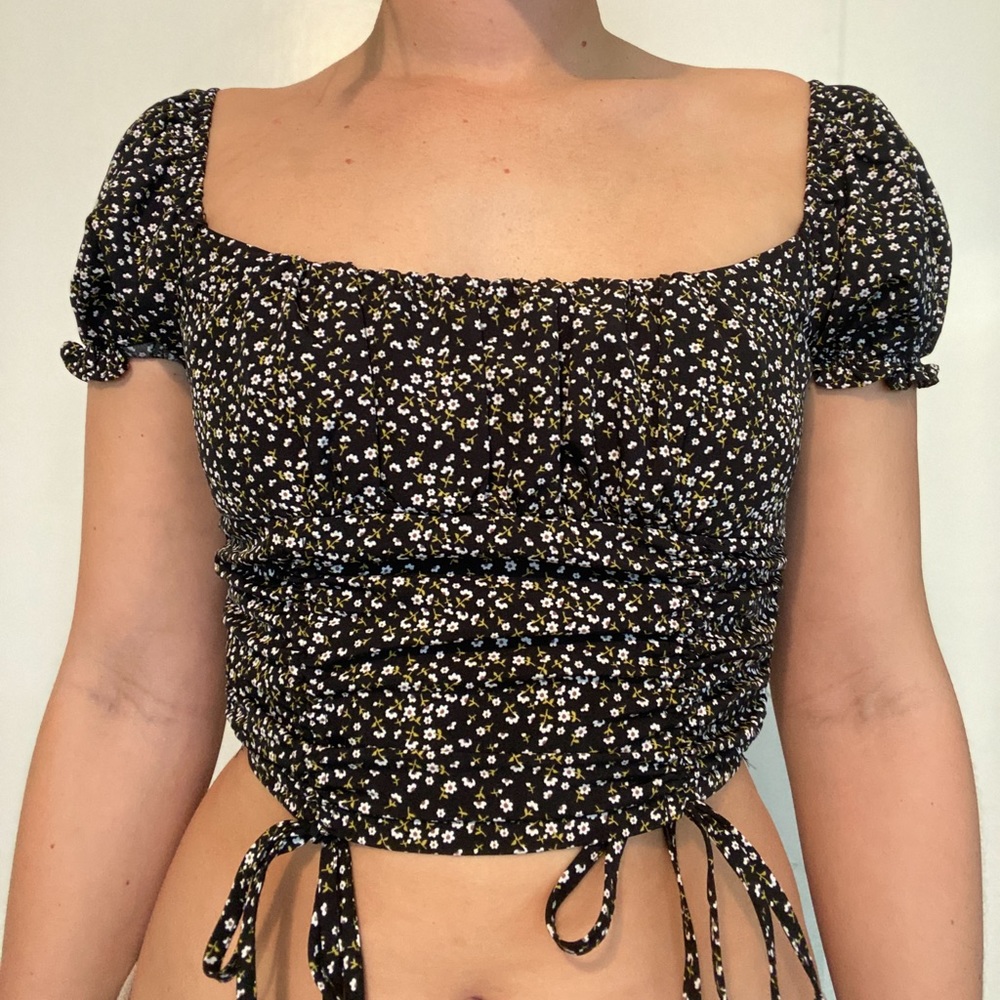 PAPER MOON navy & white floral cottage core crop top. Princess sleeves rouching